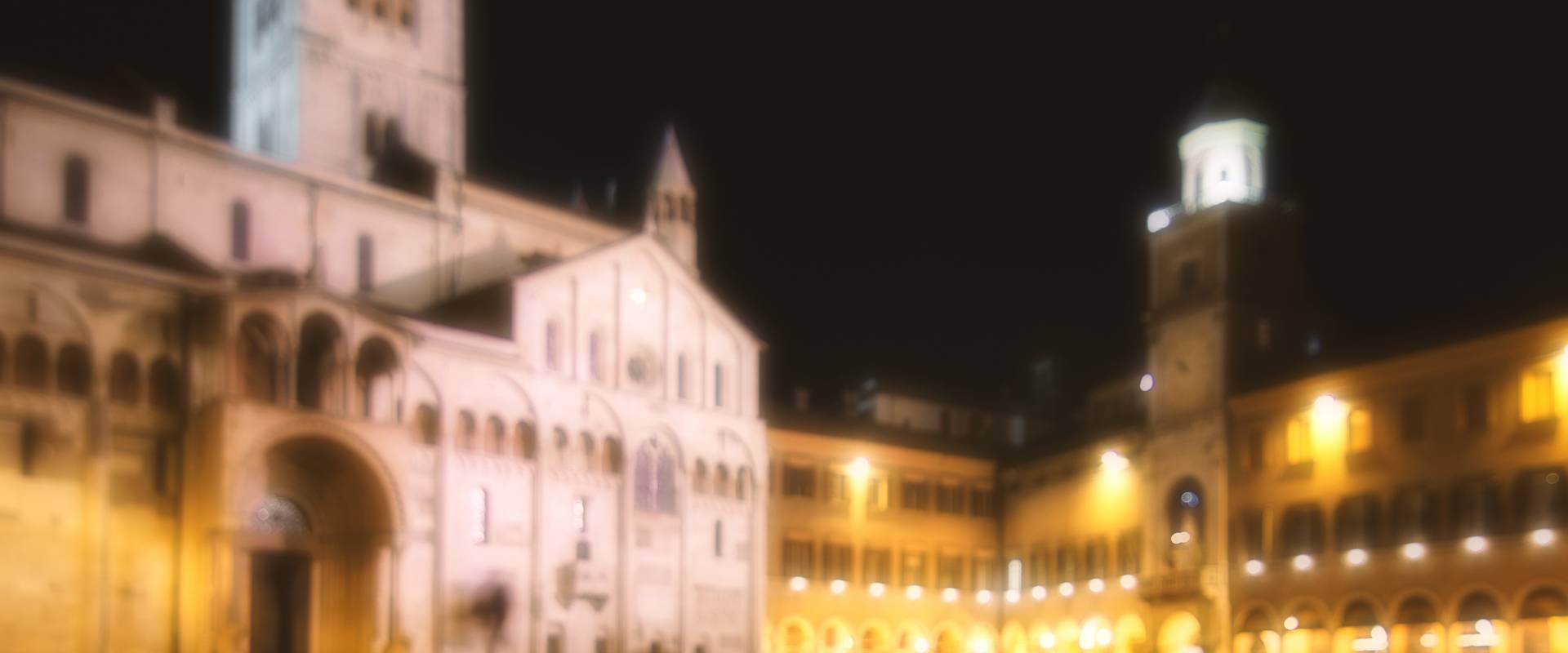 Torre Ghirlandina Modena di notte foto di Lara zanarini